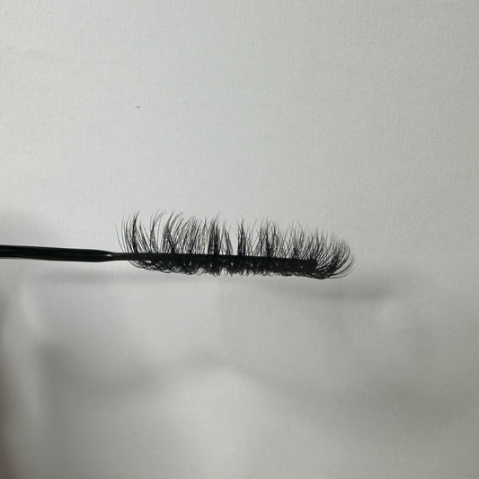 A fluffy strip lash. The right eye