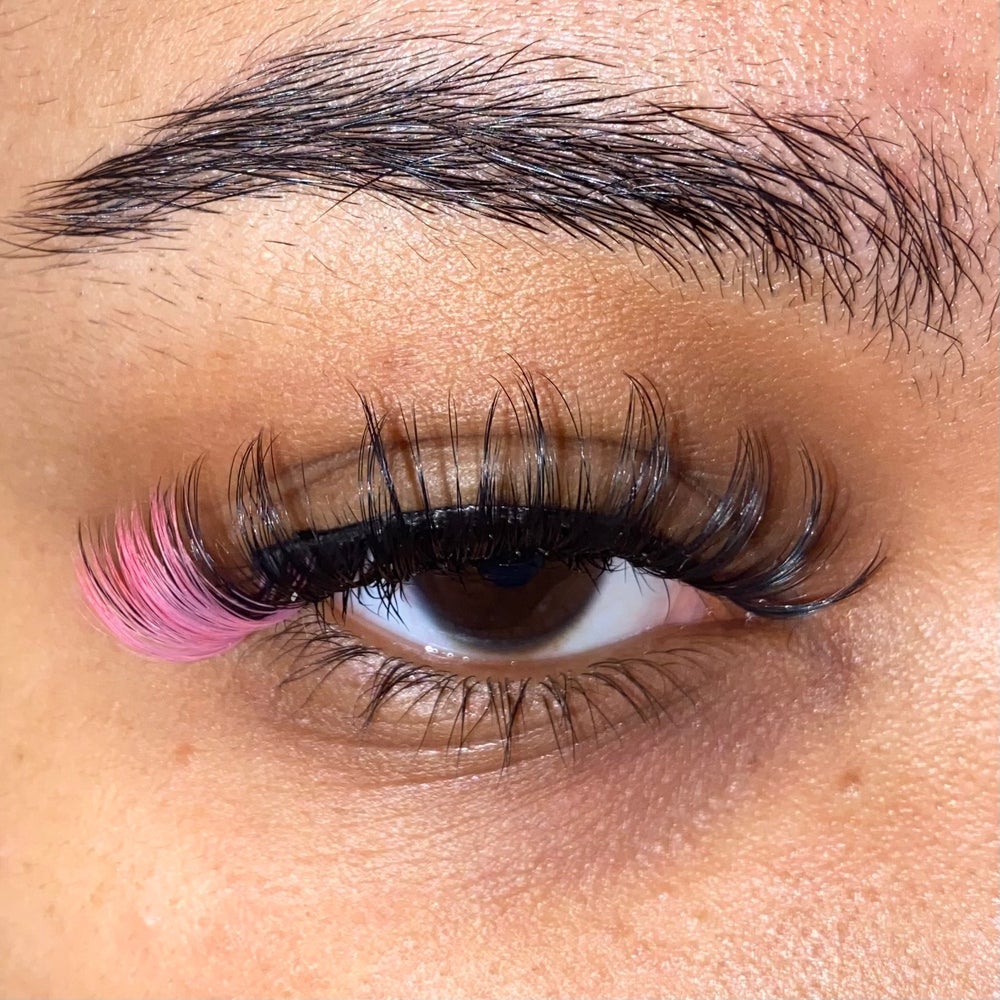 a russian d curl lash with light pink at the ends