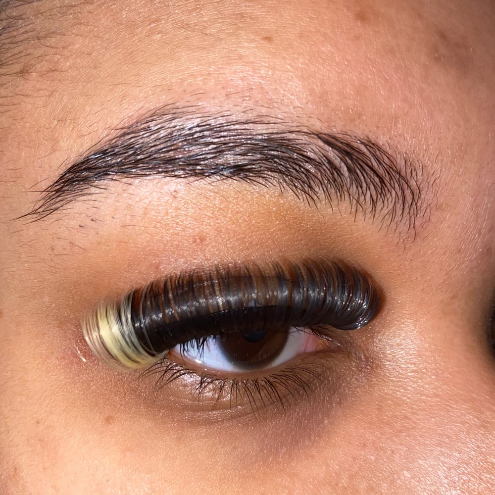 a russian curl strip lash with yellow at the ends