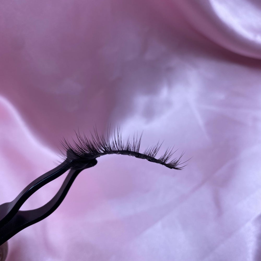 a cat eye style strip lash facing up right 