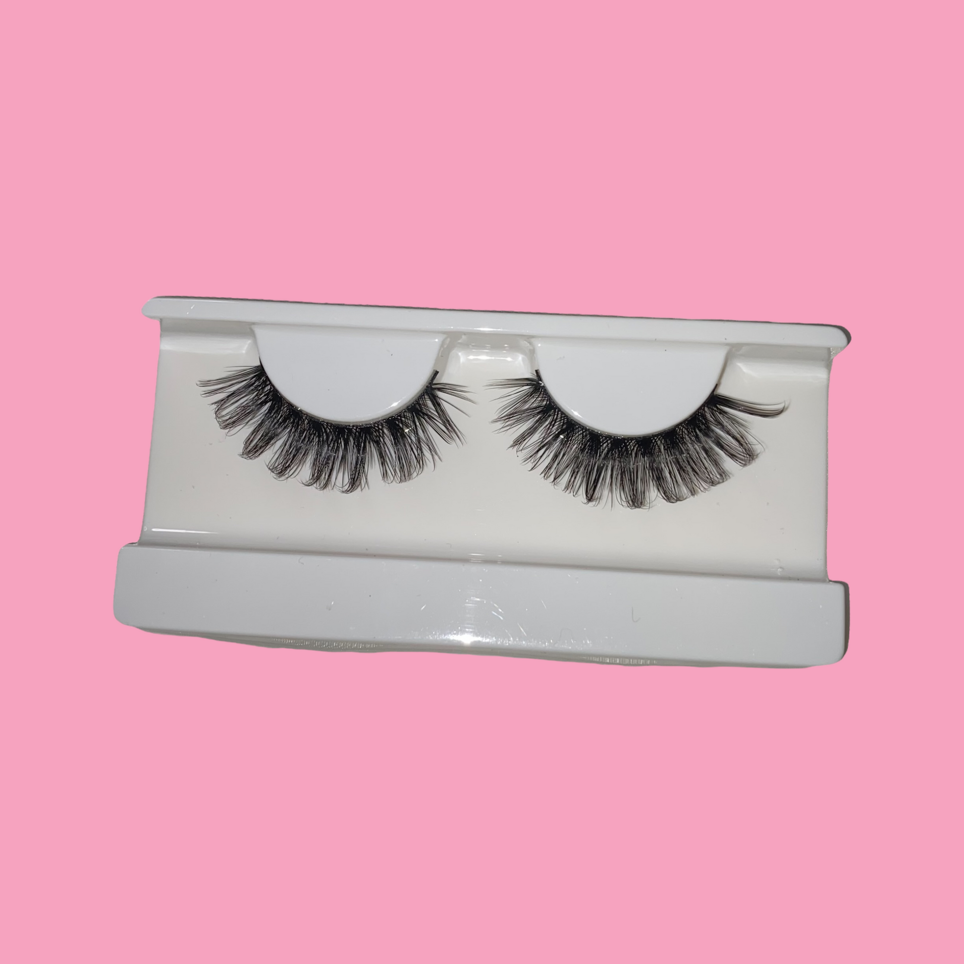 a pair of natural d curl lashes